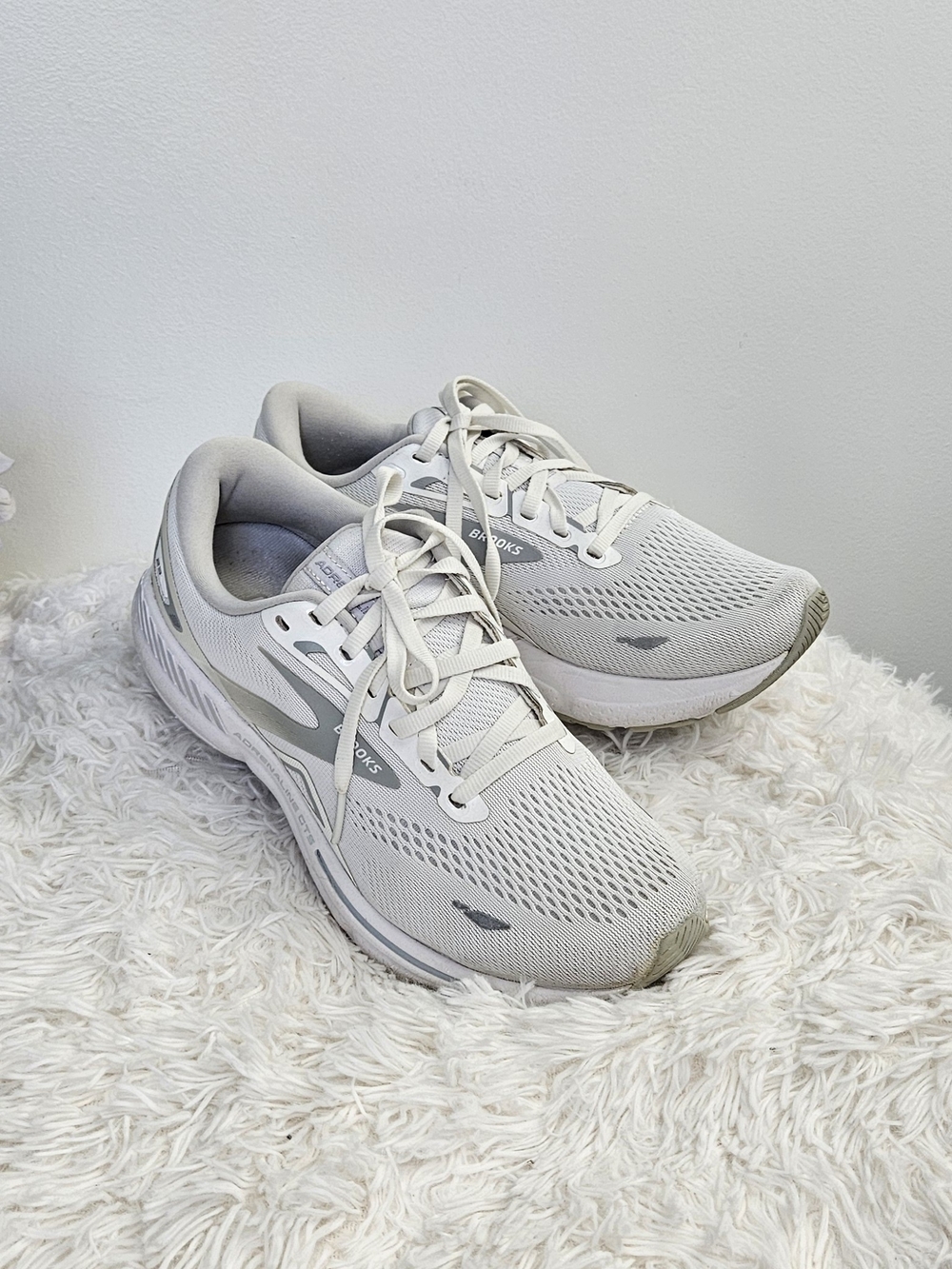 Brooks Women’s Adrenaline GTS 23 Sz 9.5 Medium (B) White Silver Running Shoes